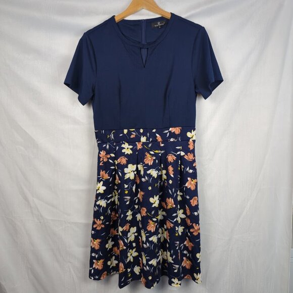 Keyhole Floral Dress with Pockets - Picture 1 of 9